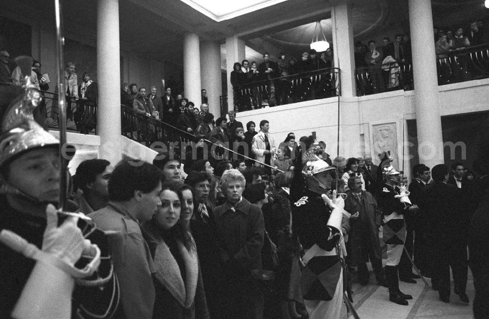 GDR image archive: Paris - Erich Honecker, Vorsitzender des Staatsrates DDR, besucht eine Vorführung des berühmten Pantomimen Marcel Marceau im Theatre des Champs Elysees in Paris. Zuschauer warten im Theater auf Ankunft von Erich Honecker. Drei Leibgardisten mit erhobenem Säbel.