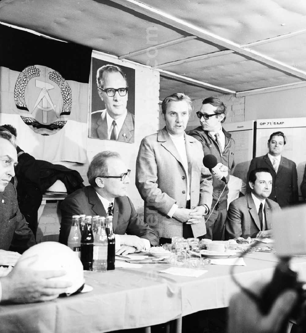 GDR photo archive: Berlin - Erich Honecker, secretary general of the central committee ZK of the SED socialist united party of Germany and chairpersons of the council of state visited the construction workers of the new building quarter Amtsfeld - today Allende Viertel - in Koepenick as well as the working of the concrete work Gruenau in Berlin, the former capital of the GDR, German democratic republic