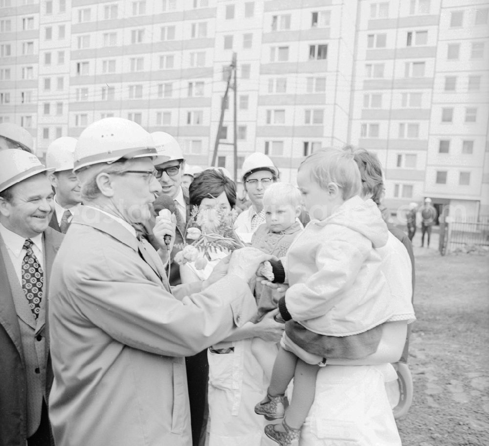 GDR picture archive: Berlin - Erich Honecker, secretary general of the central committee ZK of the SED socialist united party of Germany and chairpersons of the council of state visited building sites and kindergarten facilities of the house building of combine in the Amtsfeld - today Allende Viertel - in Berlin - Koepenick, the former capital of the GDR, German democratic republic