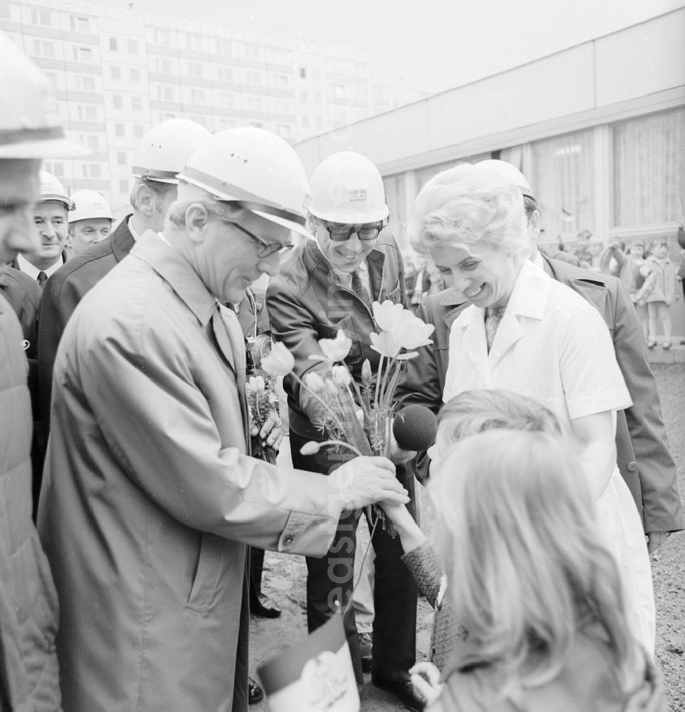 Berlin: Erich Honecker, secretary general of the central committee ZK of the SED socialist united party of Germany and chairpersons of the council of state visited building sites and kindergarten facilities of the house building of combine in the Amtsfeld - today Allende Viertel - in Berlin - Koepenick, the former capital of the GDR, German democratic republic