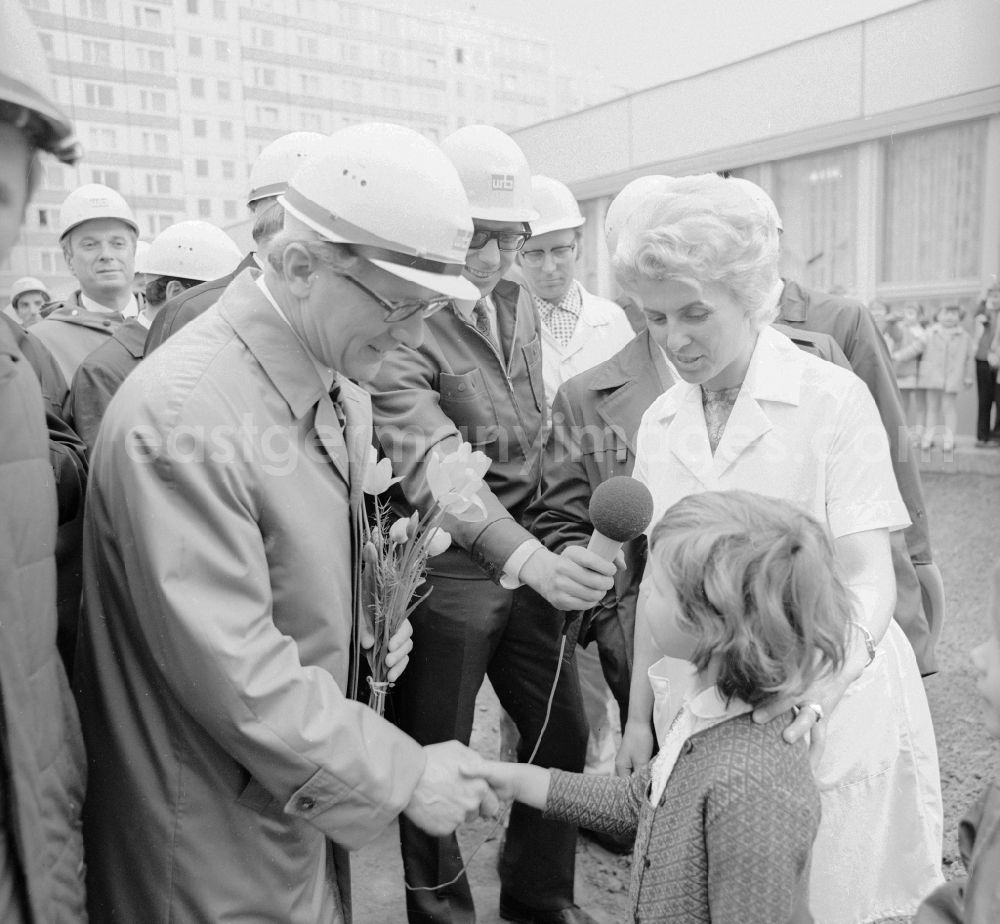 GDR image archive: Berlin - Erich Honecker, secretary general of the central committee ZK of the SED socialist united party of Germany and chairpersons of the council of state visited building sites and kindergarten facilities of the house building of combine in the Amtsfeld - today Allende Viertel - in Berlin - Koepenick, the former capital of the GDR, German democratic republic