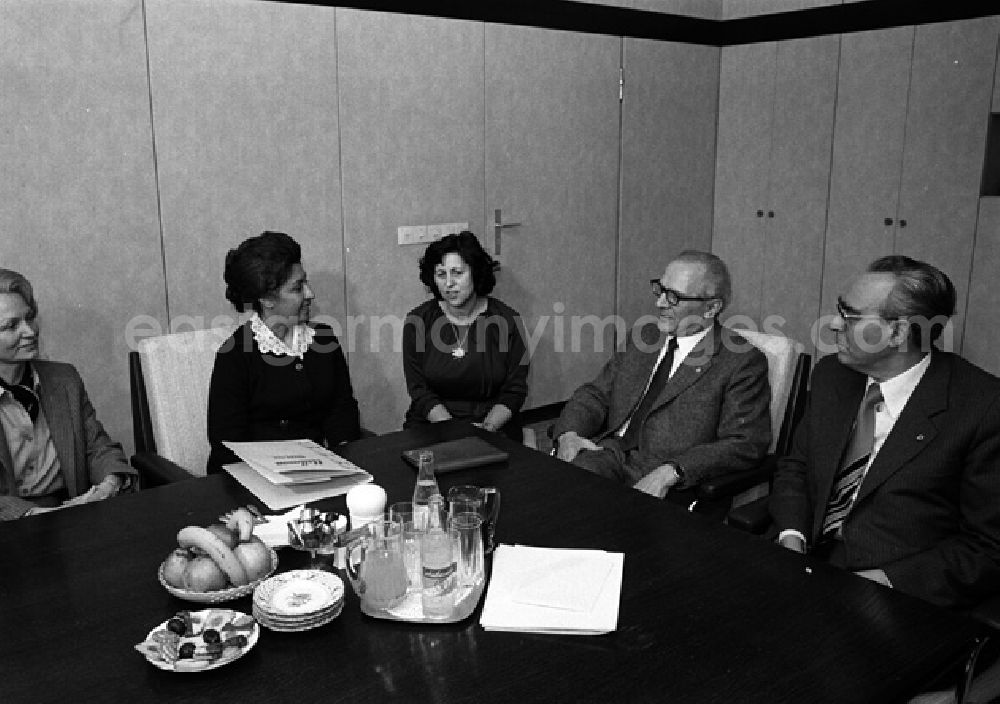 GDR image archive: Berlin - Erich Honecker empfängt Dr. A. Ratebzad - Mitglieder des Politbüros des Zentralkomitees der Demokratischen Vollkspartei Afganistan. (23