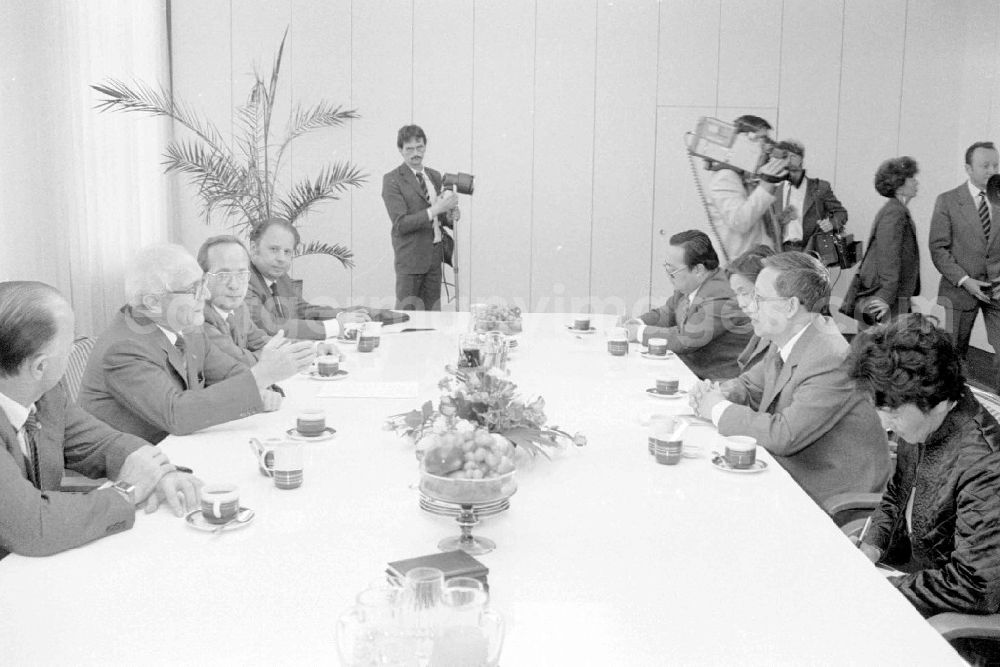 Berlin: Erich Honecker empfing chinesische Journalisten im ZK der SED.