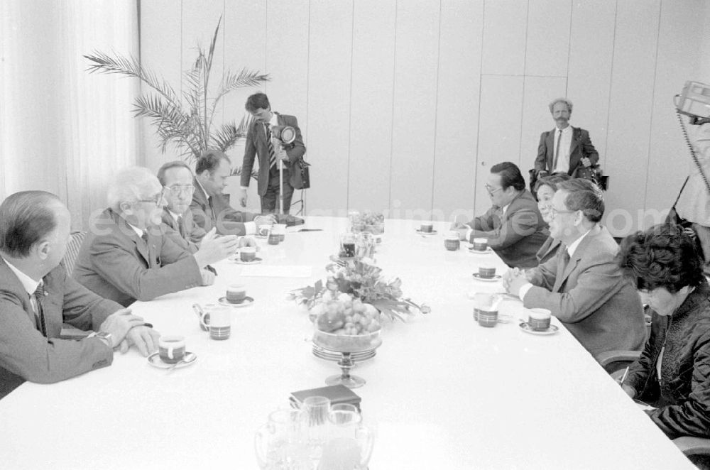 GDR image archive: Berlin - Erich Honecker empfing chinesische Journalisten im ZK der SED.