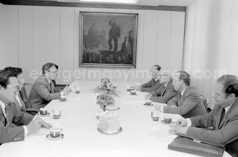 GDR picture archive: Berlin - Erich Honecker empfing chinesische Journalisten im ZK der SED.