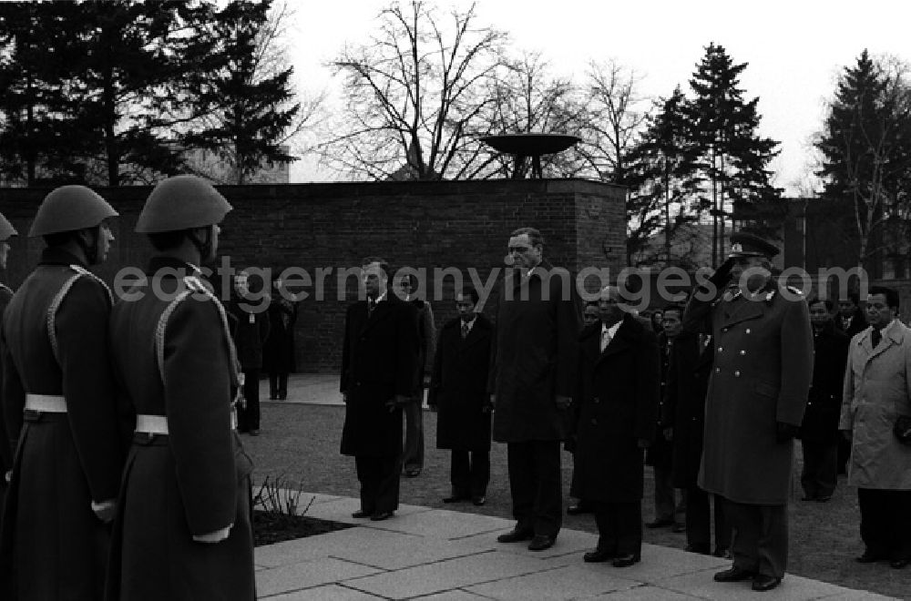 GDR image archive: Berlin - Erich Honecker empfing Heng Somrin aus Kampuchia. An der Gedenkstätte der Sozialisten in Berlin-Friedrichsfelde. (353)