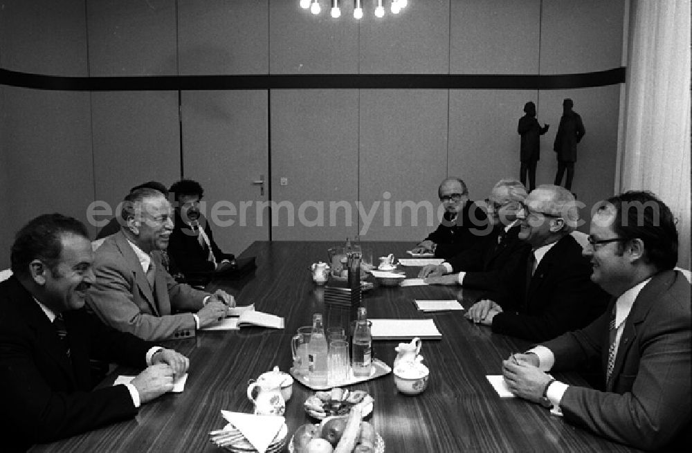 GDR photo archive: Berlin - Erich Honecker empfängt israelische Abordnung unter Leitung von Towfiq Toubi. Gemeinsamkeit im Kampf für Frieden gegen Wettrüsten betont. (352)