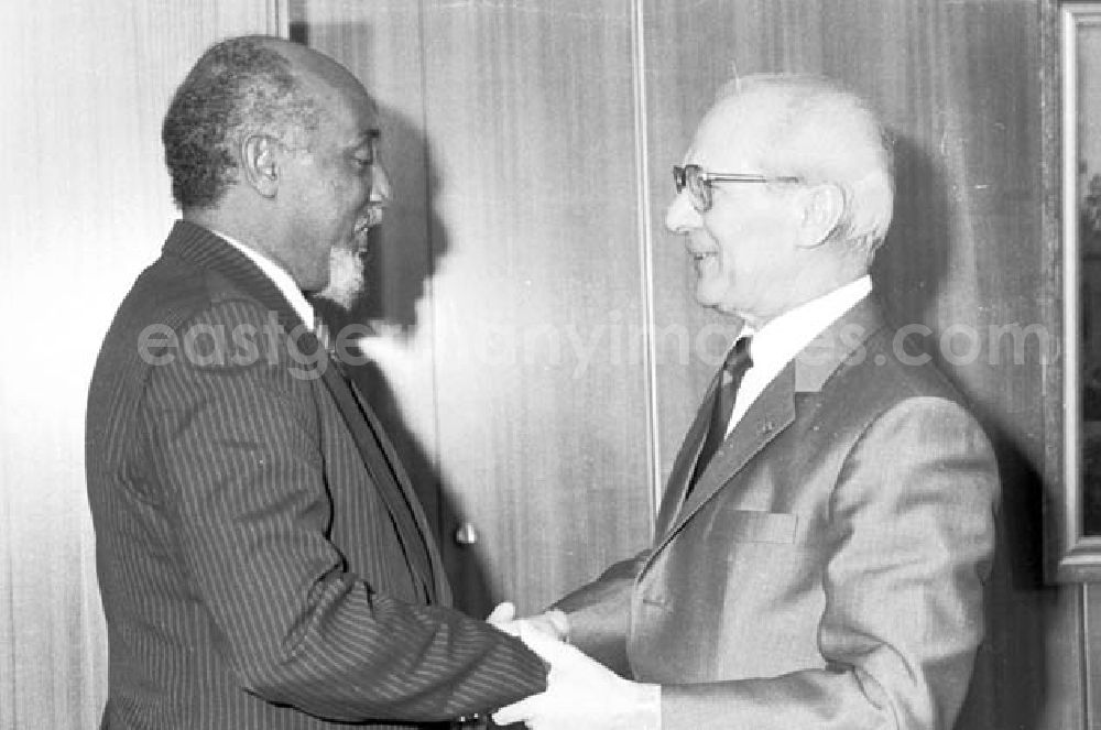 GDR picture archive: Berlin - Erich Honecker empfing Mitglied der Frelimo-Führung Marcelino dos Santos aus Mocambique.