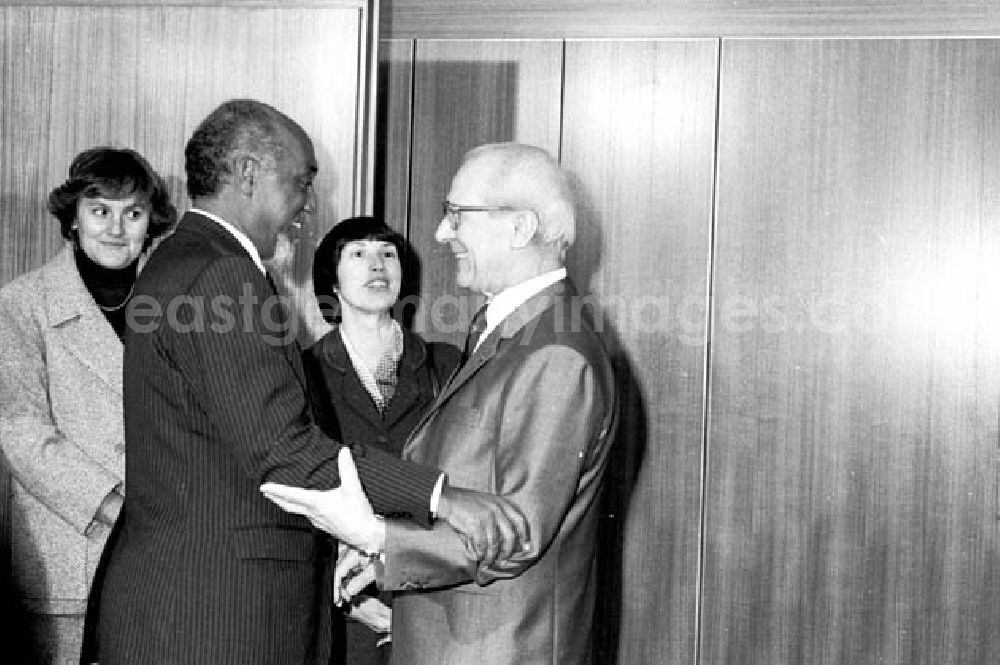 Berlin: Erich Honecker empfing Mitglied der Frelimo-Führung Marcelino dos Santos aus Mocambique.
