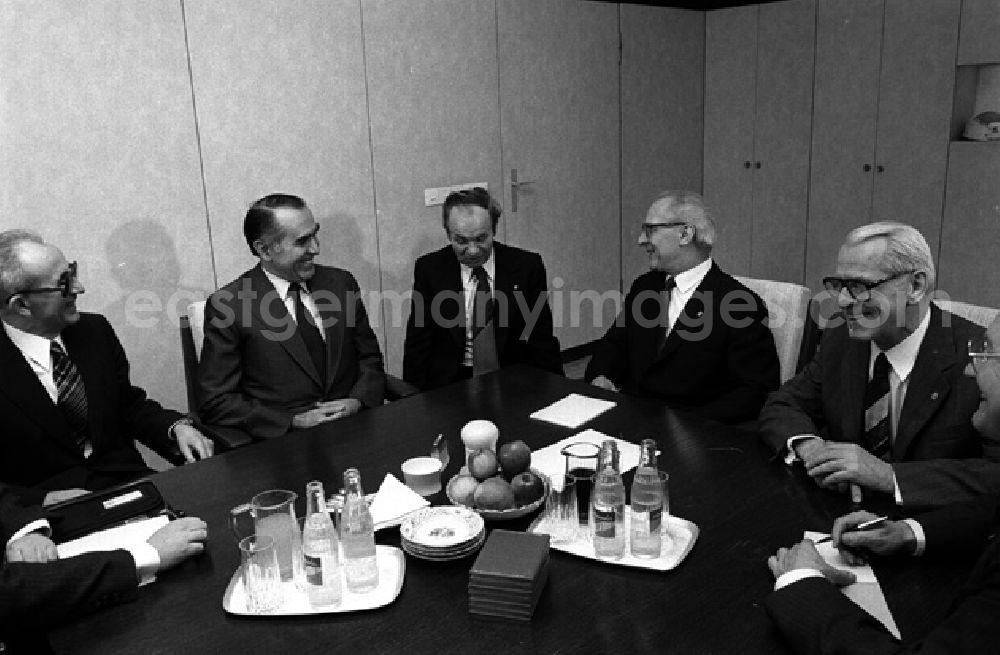 GDR image archive: Berlin - Erich Honecker empfing im ZK den Vorsitzenden des Bundesexekutivrates Verselin Djuranovic. (174)