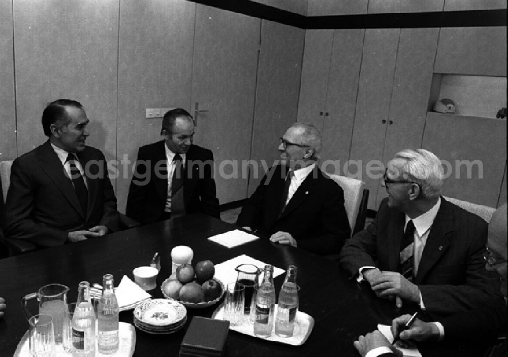 GDR image archive: Berlin - Erich Honecker empfing im ZK den Vorsitzenden des Bundesexekutivrates Verselin Djuranovic. (174)