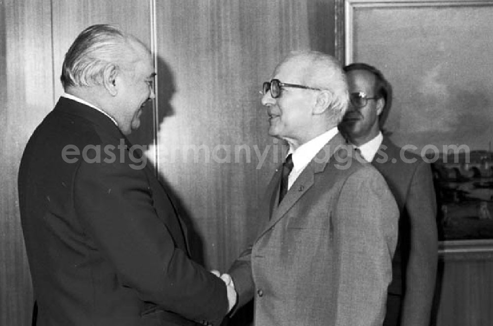 Berlin: 26.11.1986 Erich Honecker empfängt im ZK Viktor Nikonow.