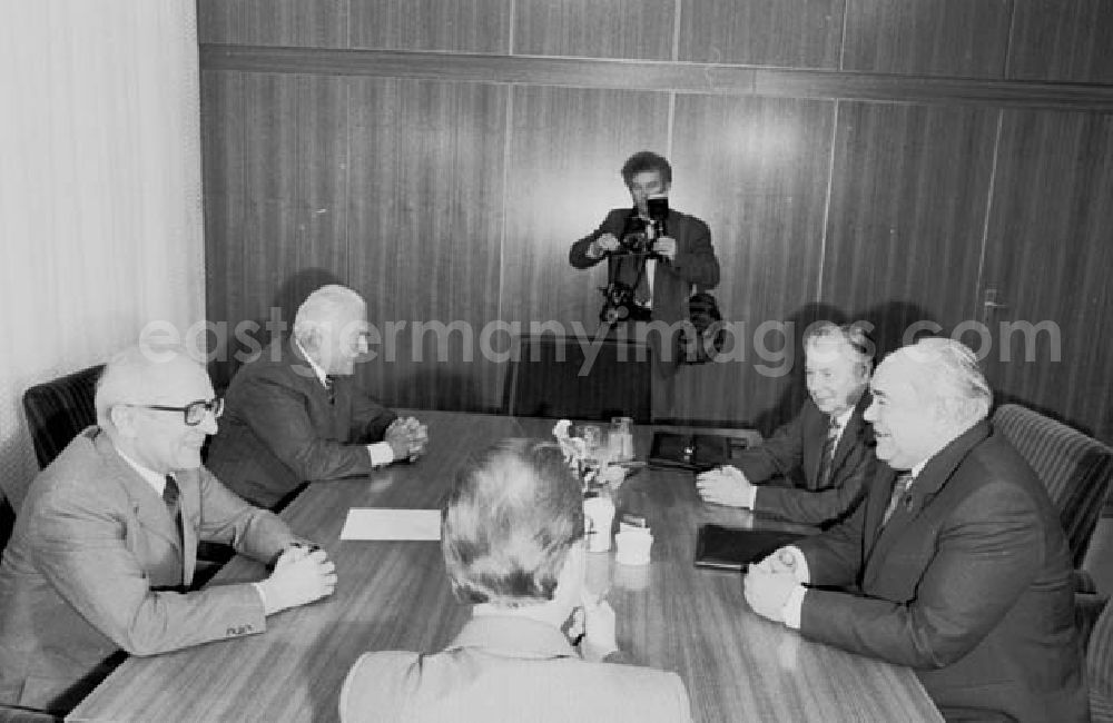 GDR image archive: Berlin - 26.11.1986 Erich Honecker empfängt im ZK Viktor Nikonow.