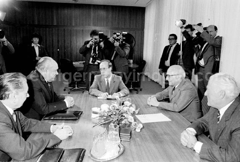 GDR photo archive: Berlin - 26.11.1986 Erich Honecker empfängt im ZK Viktor Nikonow.