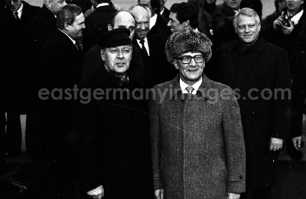 Schönefeld: Erich Honecker am Flughafen bei der Ankunft von Bundeskanzler. Helmut Schmidt.