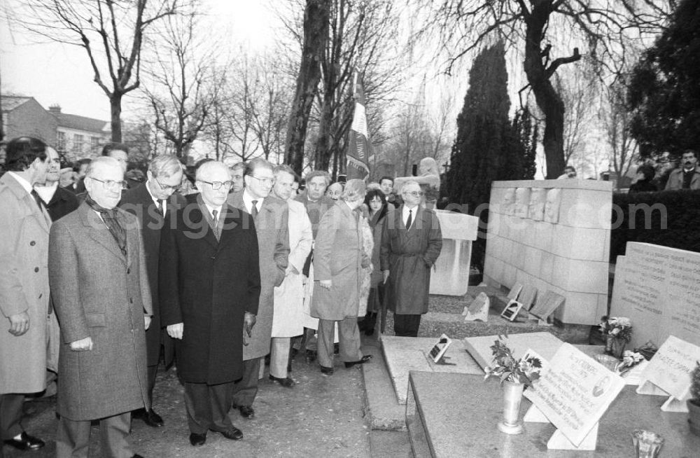 GDR photo archive: Paris - Erich Honecker, Staatsratspräsident DDR, besucht Gräber und Denkmäler des französischen antifaschistischen Widerstands auf dem Friedhof Pere Lachaise in Frankreich-Paris.