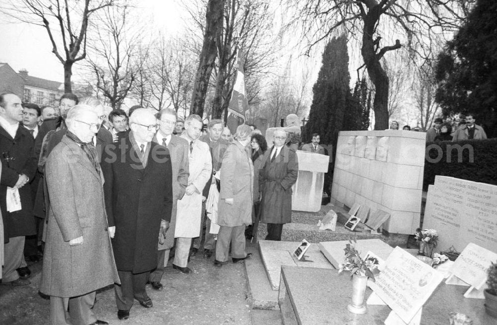 GDR image archive: Paris - Erich Honecker, Staatsratspräsident DDR, besucht Gräber und Denkmäler des französischen antifaschistischen Widerstands auf dem Friedhof Pere Lachaise in Frankreich-Paris.