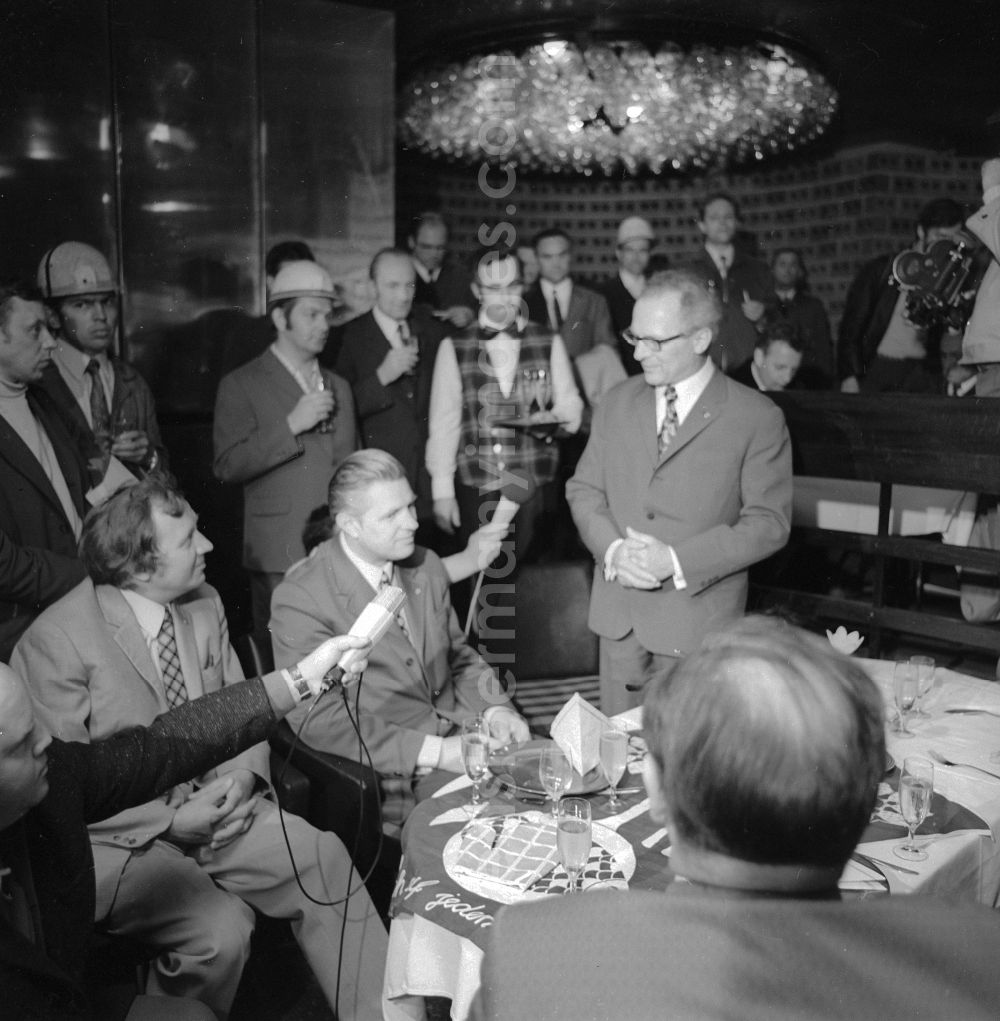 GDR picture archive: Berlin - Erich Honecker, secretary general of the central committee ZK of the SED socialist united party of Germany and chairpersons of the council of state to guest by a fish restaurant in Berlin, the former capital of the GDR, German democratic republic
