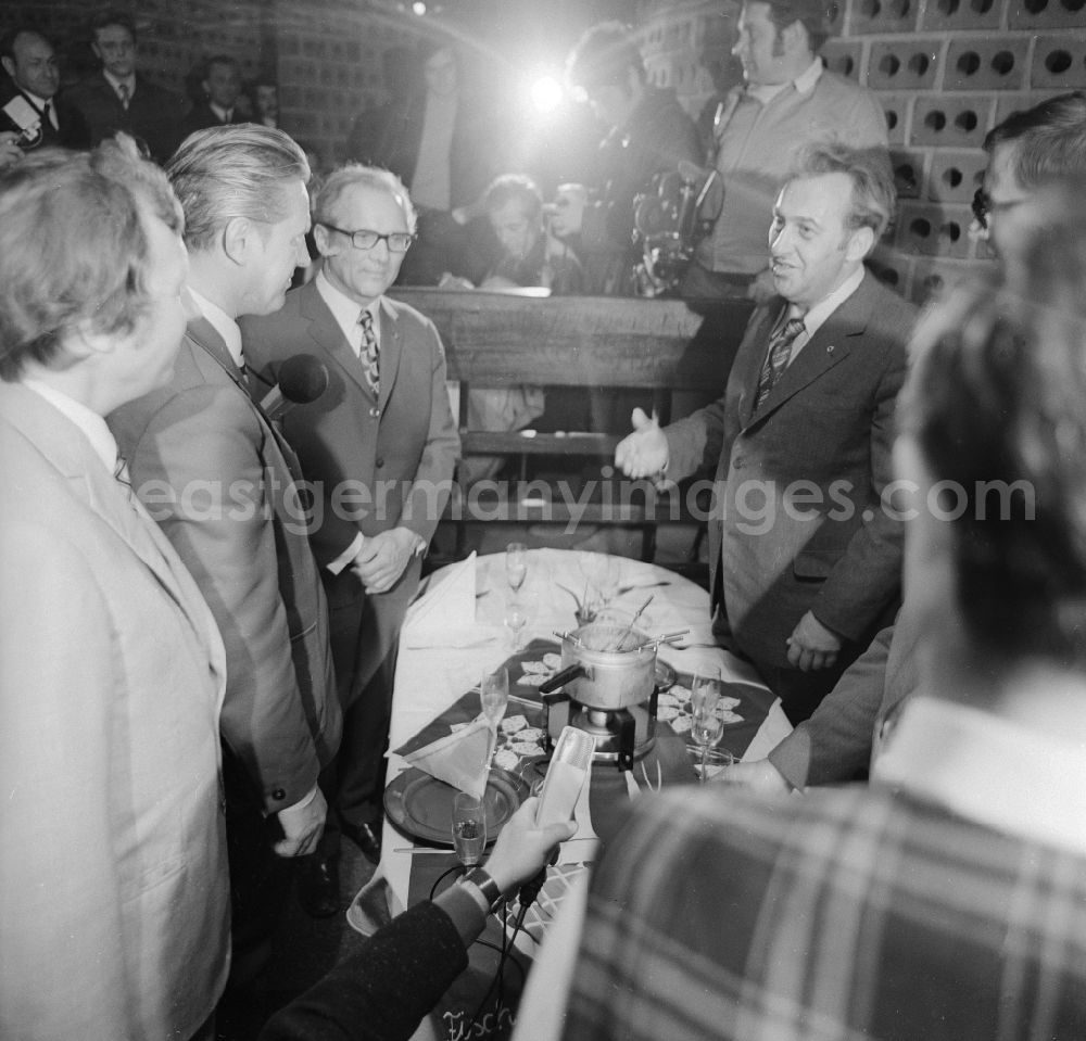 GDR photo archive: Berlin - Erich Honecker, secretary general of the central committee ZK of the SED socialist united party of Germany and chairpersons of the council of state to guest by a fish restaurant in Berlin, the former capital of the GDR, German democratic republic