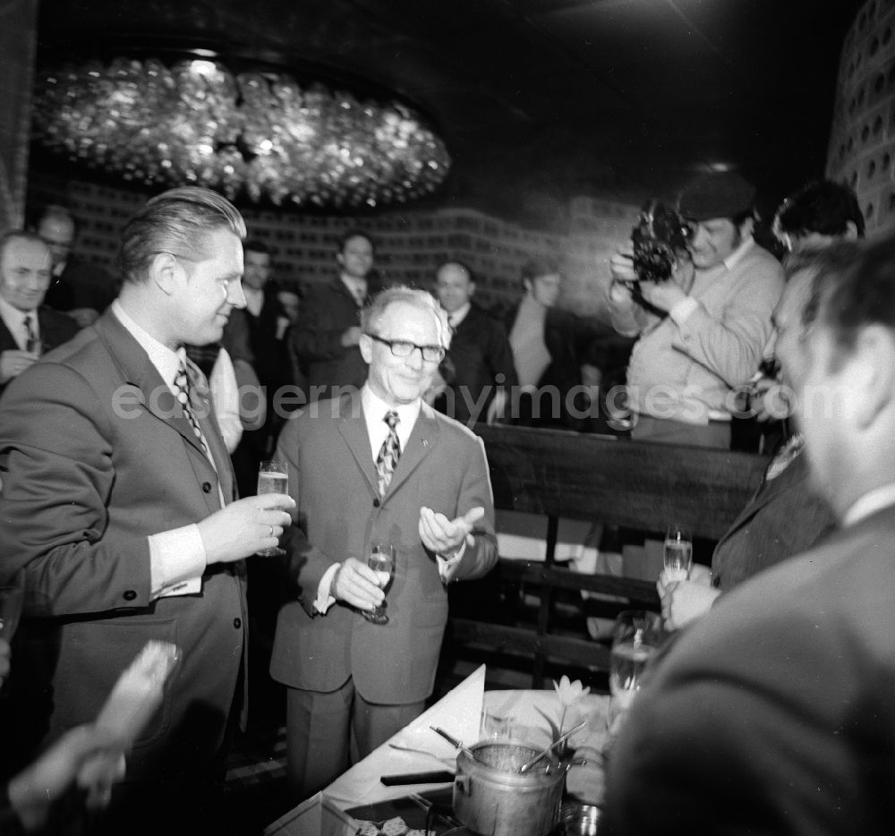 GDR image archive: Berlin - Erich Honecker, secretary general of the central committee ZK of the SED socialist united party of Germany and chairpersons of the council of state to guest by a fish restaurant in Berlin, the former capital of the GDR, German democratic republic