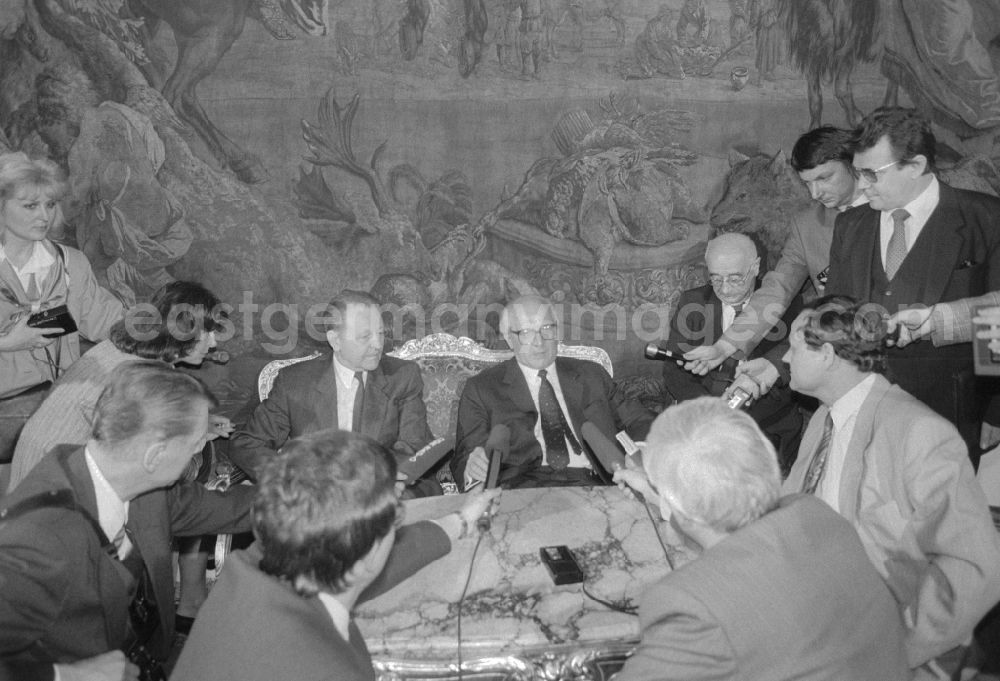GDR image archive: Prag - Erich Honecker, General Secretary of the Central Committee of the SED Central Committee Socialist Unity Party and Chairman of the State Council und der Generalsekretaer Milouš Jakeš in Prague in Czech Republic