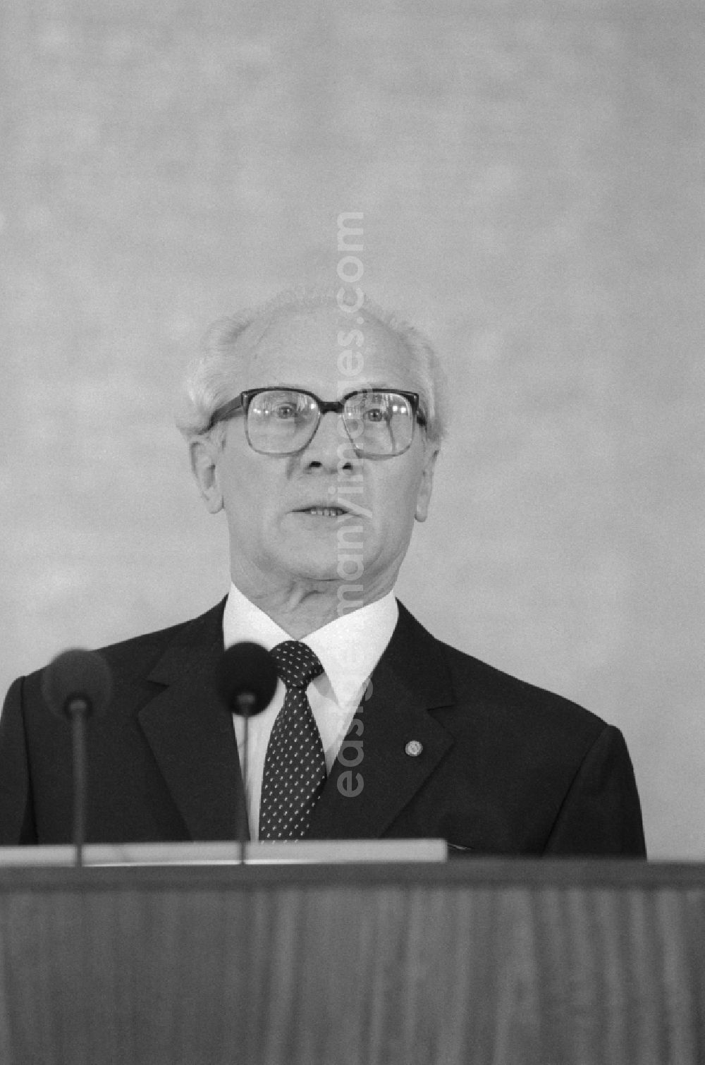 GDR photo archive: Berlin - Erich Honecker (1912 - 1994), general secretary of the Central Committee (ZK) of the SED, in Berlin, the former capital of the GDR, the German Democratic Republic