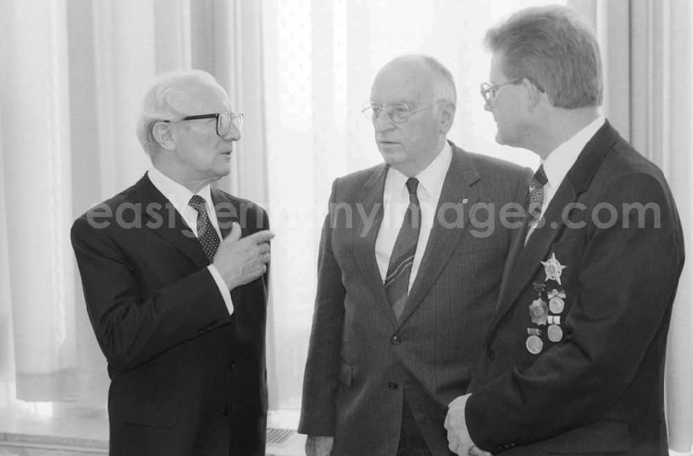 Berlin: Erich Honecker (1912 - 1994), general secretary of the Central Committee (ZK) of the SED, Erich Mueckenberger (191