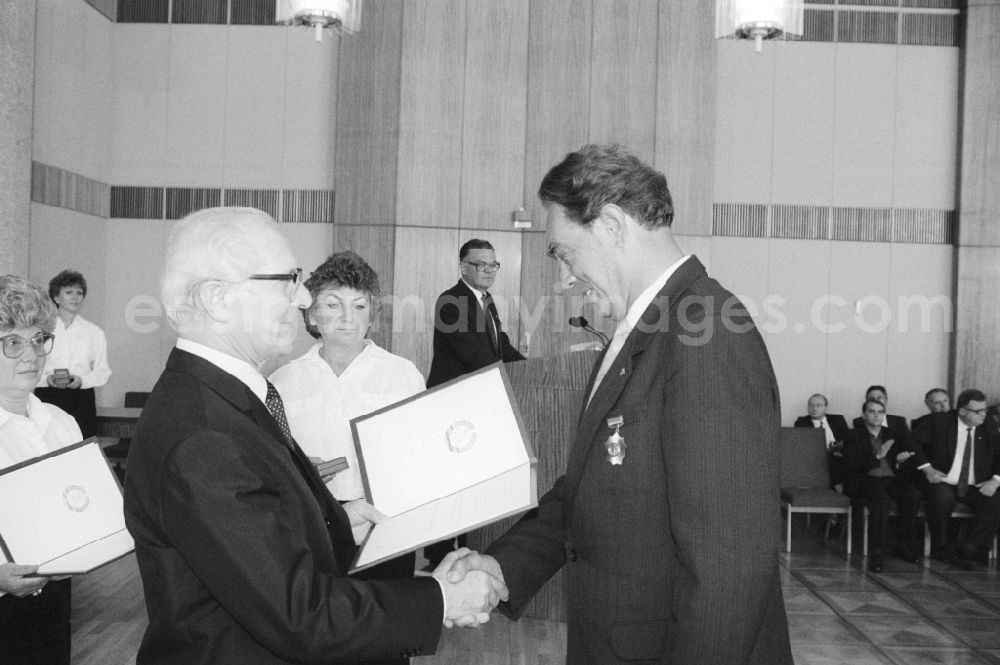 GDR picture archive: Berlin - Erich Honecker (1912 - 1994), general secretary of the Central Committee (ZK) of the SED, draws deserved teachers on the occasion of Teacher's Day in Berlin, the former capital of the GDR, the German Democratic Republic