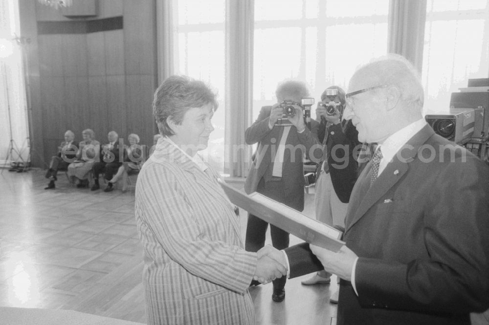 Berlin: Erich Honecker (1912 - 1994), general secretary of the Central Committee (ZK) of the SED, draws deserved teachers on the occasion of Teacher's Day in Berlin, the former capital of the GDR, the German Democratic Republic
