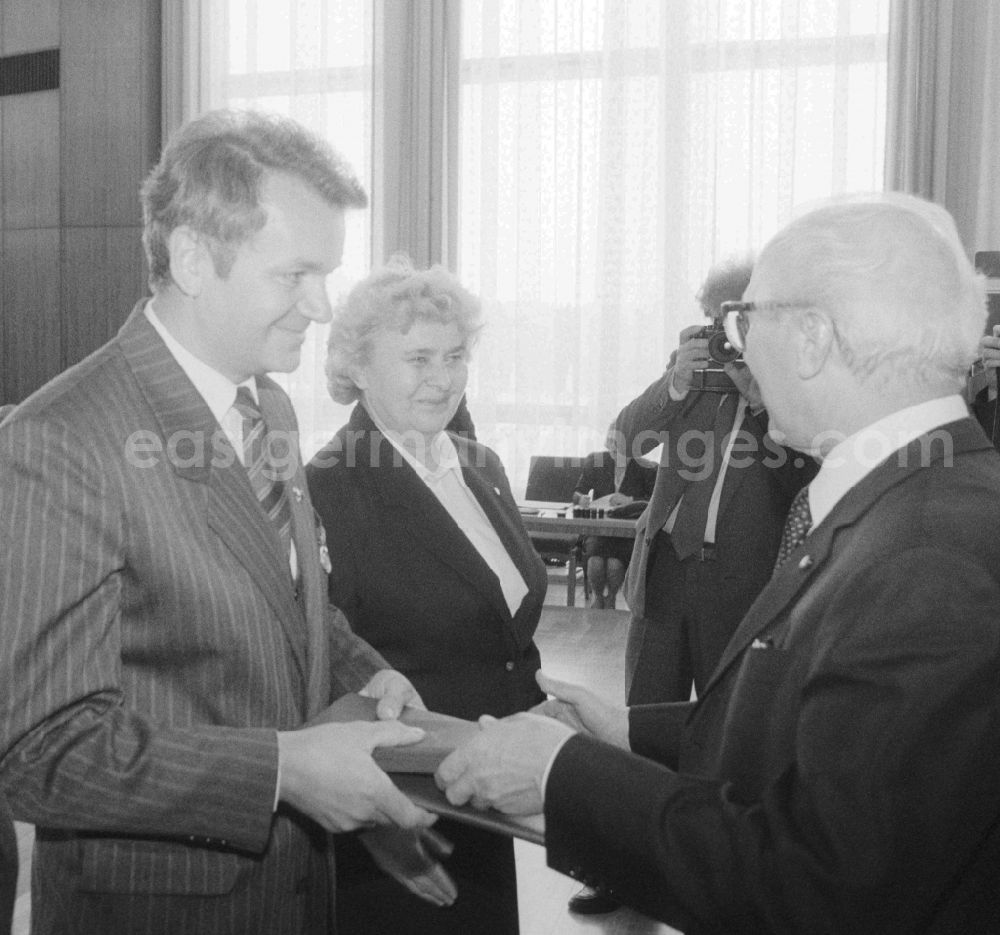 GDR image archive: Berlin - Erich Honecker (1912 - 1994), general secretary of the Central Committee (ZK) of the SED, draws deserved teachers on the occasion of Teacher's Day in Berlin, the former capital of the GDR, the German Democratic Republic