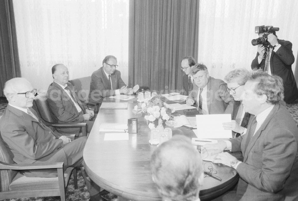 GDR photo archive: Berlin - Erich Honecker (1912 - 1994), American journalists granted the Washington Post and Newsweek interview on issues of domestic and foreign policy of the GDR in Berlin, the former capital of the GDR, the German Democratic Republic