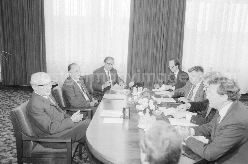 GDR image archive: Berlin - Erich Honecker (1912 - 1994), American journalists granted the Washington Post and Newsweek interview on issues of domestic and foreign policy of the GDR in Berlin, the former capital of the GDR, the German Democratic Republic