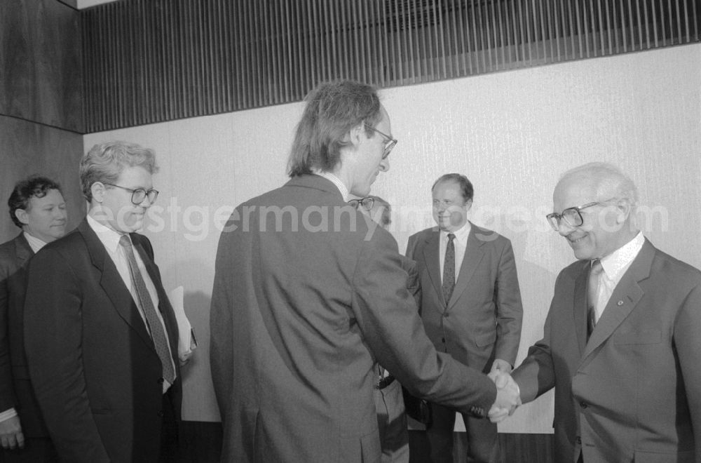 GDR picture archive: Berlin - Erich Honecker (1912 - 1994), American journalists granted the Washington Post and Newsweek interview on issues of domestic and foreign policy of the GDR in Berlin, the former capital of the GDR, the German Democratic Republic