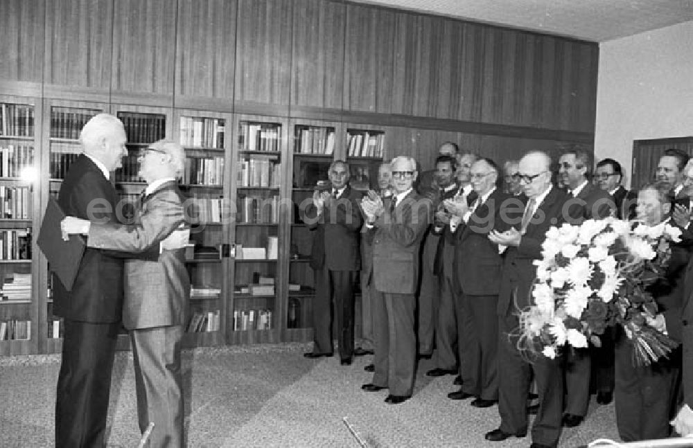 GDR picture archive: Berlin - 08.10.1986 Erich Honecker gratuliert Günter Mittag zum 6