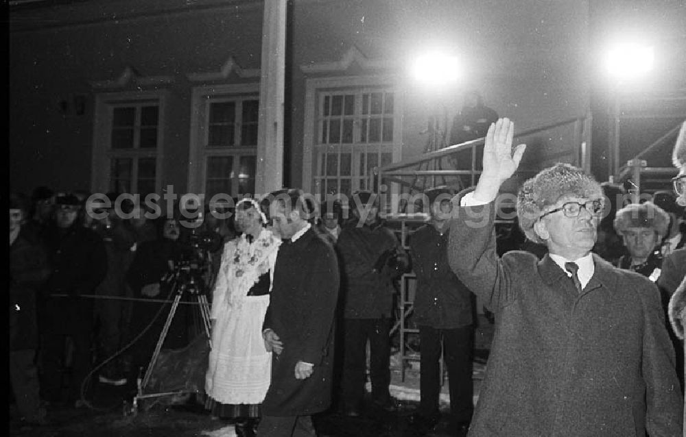 GDR image archive: Güstrow / Mecklenburg-Vorpommern - Erich Honecker und Helmut Schmidt auf dem Bahnhof in Güstrow (Mecklenburg-Vorpommern).