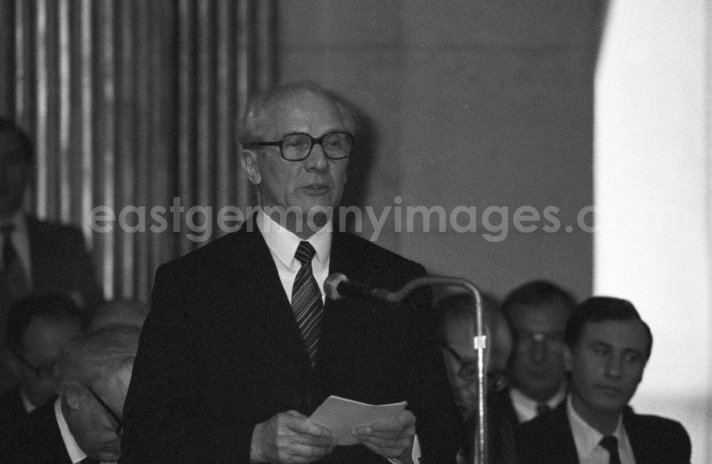 Paris: Erich Honecker, Vorsitzender des Staatsrates DDR, hält eine Rede im Rathaus in Paris.