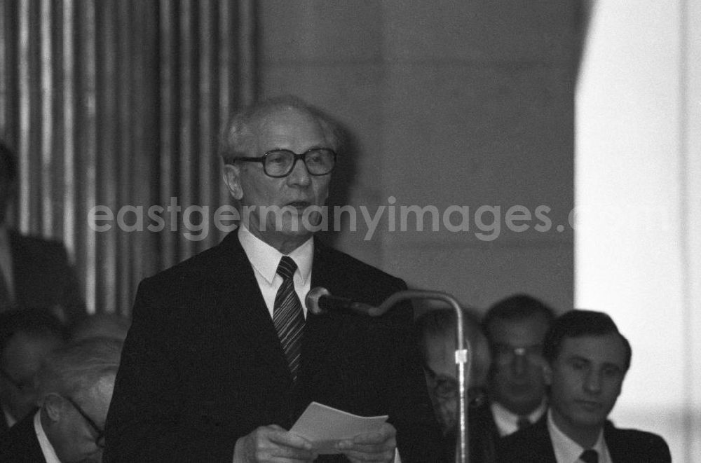 GDR image archive: Paris - Erich Honecker, Vorsitzender des Staatsrates DDR, hält eine Rede im Rathaus in Paris.