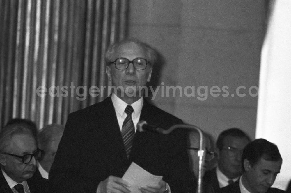 GDR photo archive: Paris - Erich Honecker, Vorsitzender des Staatsrates DDR, hält eine Rede im Rathaus in Paris.