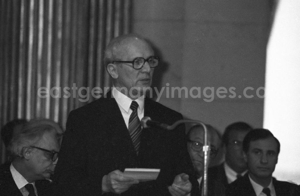 GDR picture archive: Paris - Erich Honecker, Vorsitzender des Staatsrates DDR, hält eine Rede im Rathaus in Paris.