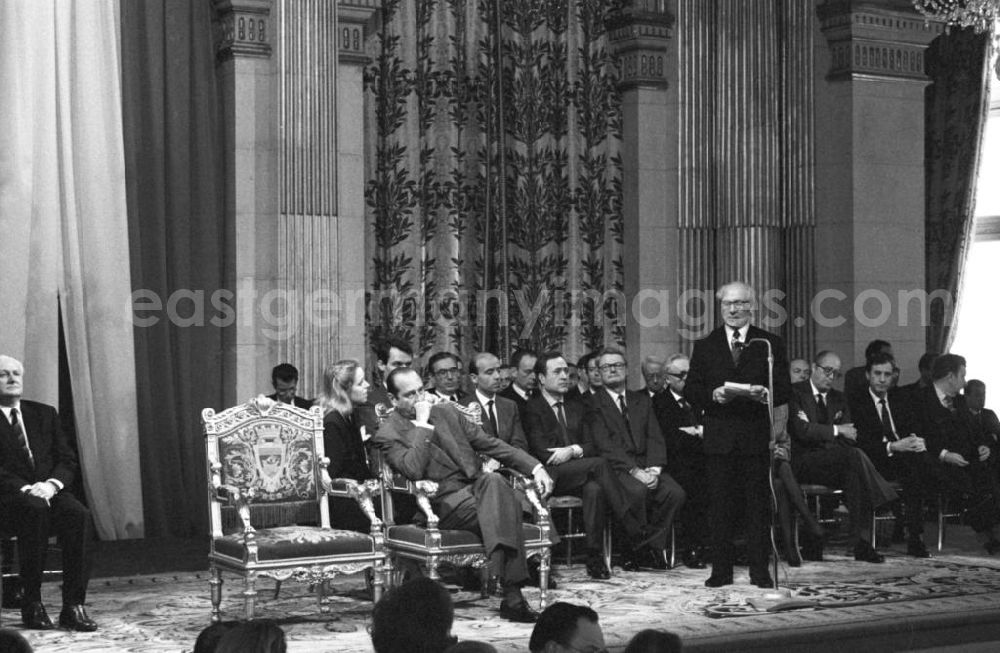 GDR photo archive: Paris - Erich Honecker, Vorsitzender des Staatsrates DDR, hält eine Rede im Rathaus in Paris. Jacques Chirac, Bürgermeister Paris, im Prunkstuhl, zu ihm gebeugt die Dolmetscherin. Günter Mittag (l.), Sekretär des ZK der SED für Wirtschaft.