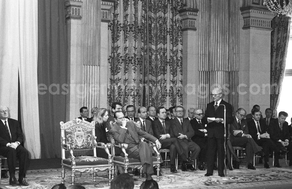 Paris: Erich Honecker, Vorsitzender des Staatsrates DDR, hält eine Rede im Rathaus in Paris. Jacques Chirac, Bürgermeister Paris, im Prunkstuhl, zu ihm gebeugt die Dolmetscherin. Günter Mittag (l.), Sekretär des ZK der SED für Wirtschaft.