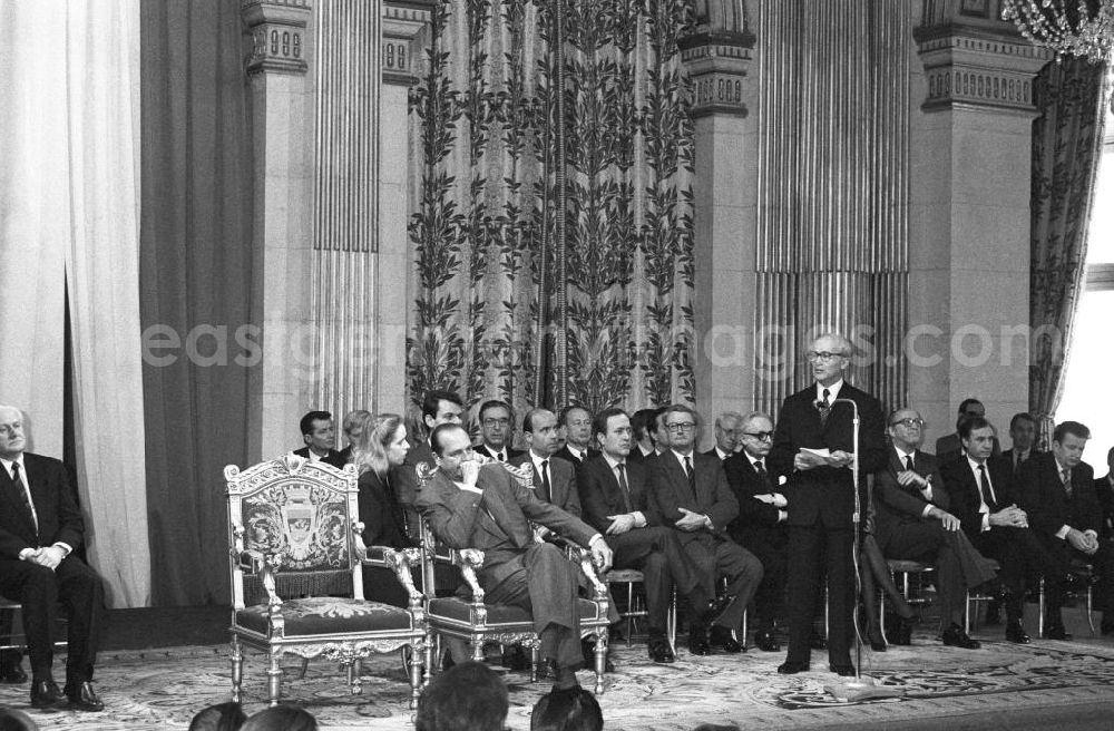 GDR image archive: Paris - Erich Honecker, Vorsitzender des Staatsrates DDR, hält eine Rede im Rathaus in Paris. Jacques Chirac, Bürgermeister Paris, im Prunkstuhl, zu ihm gebeugt die Dolmetscherin. Günter Mittag (l.), Sekretär des ZK der SED für Wirtschaft.