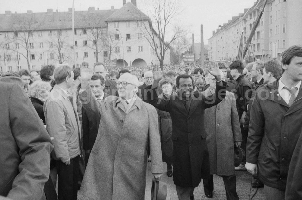 GDR photo archive: Berlin - Erich Honecker (1912 - 1994) and international guests at the ceremonial unveiling of the Ernst-Thaelmann Memorial in Ernst-Thaelmann-Park in Berlin, the former capital of the GDR, the German Democratic Republic