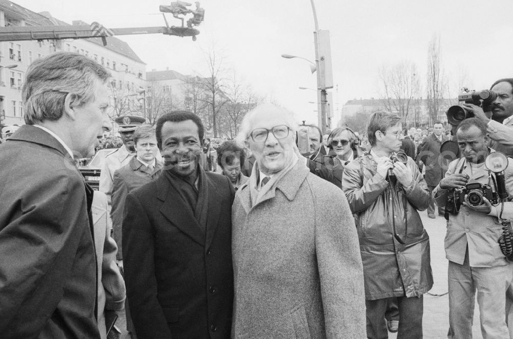 GDR picture archive: Berlin - Erich Honecker (1912 - 1994) and international guests at the ceremonial unveiling of the Ernst-Thaelmann Memorial in Ernst-Thaelmann-Park in Berlin, the former capital of the GDR, the German Democratic Republic