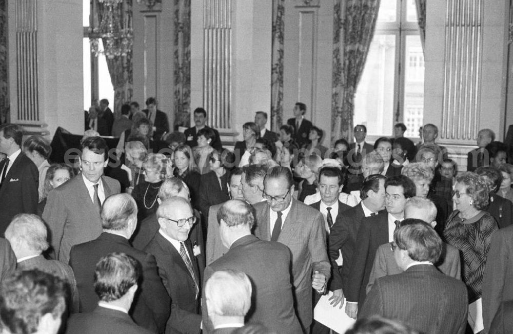 Paris: Erich Honecker, Vorsitzender des Staatsrates DDR, und Jacques Chirac, Bürgermeister Paris, beim Empfang im Rathaus in Paris. Erich Honecker wird begrüßt.