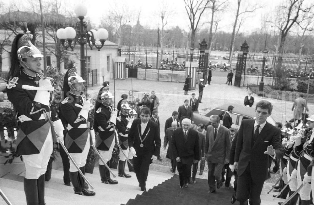 GDR image archive: Paris - Erich Honecker, Vorsitzender des Staatsrates DDR, und Jacques Chirac, Bürgermeister Paris, betreten das Palais Bourbon am Quai d' Orsay, Sitz des französischen Außenministeriums, in Paris. Im Hintergrund Leibgardisten mit erhobenem Säbel.