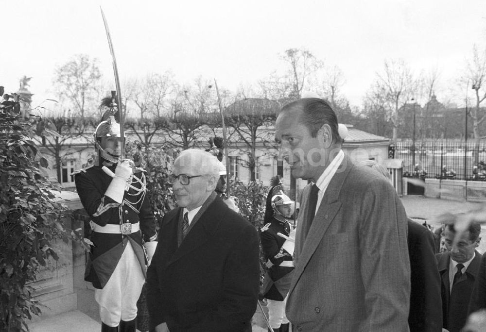 GDR picture archive: Paris - Erich Honecker, Vorsitzender des Staatsrates DDR, und Jacques Chirac, Bürgermeister Paris, betreten das Palais Bourbon am Quai d'Orsay, Sitz des französischen Außenministeriums, in Paris. Im Hintergrund Leibgardisten mit erhobenem Säbel.