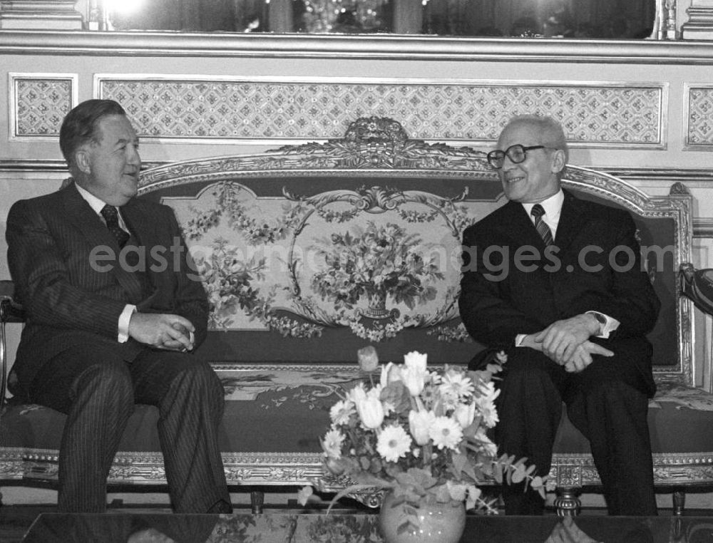 GDR photo archive: Paris - Erich Honecker, Vorsitzender des Staatsrates DDR, trifft Jean Bernard Raimond, Außenminister Frankreich, in Paris im Elysee-Palast. Pressefoto auf der Couch.