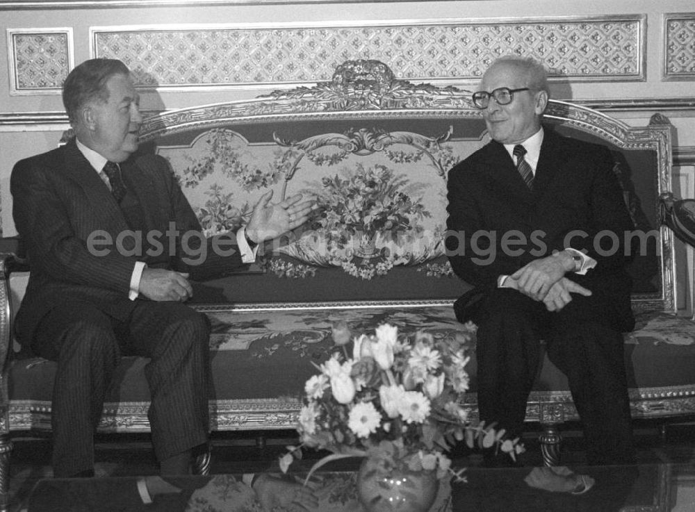 GDR image archive: Paris - Erich Honecker, Vorsitzender des Staatsrates DDR, trifft Jean Bernard Raimond, Außenminister Frankreich, in Paris im Elysee-Palast. Pressefoto auf der Couch.