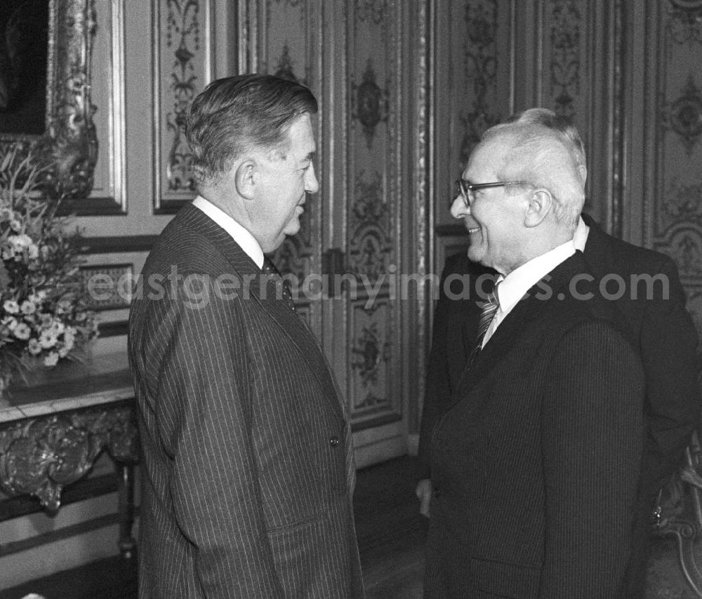 GDR picture archive: Paris - Erich Honecker, Vorsitzender des Staatsrates DDR, im Gespräch mit Jean Bernard Raimond, Außenminister Frankreich, in Paris im Elysee-Palast.